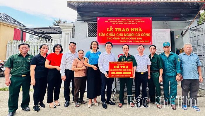 Xã Lương Sơn hỗ trợ kinh phí sửa nhà ở cho người có công trên địa bàn.