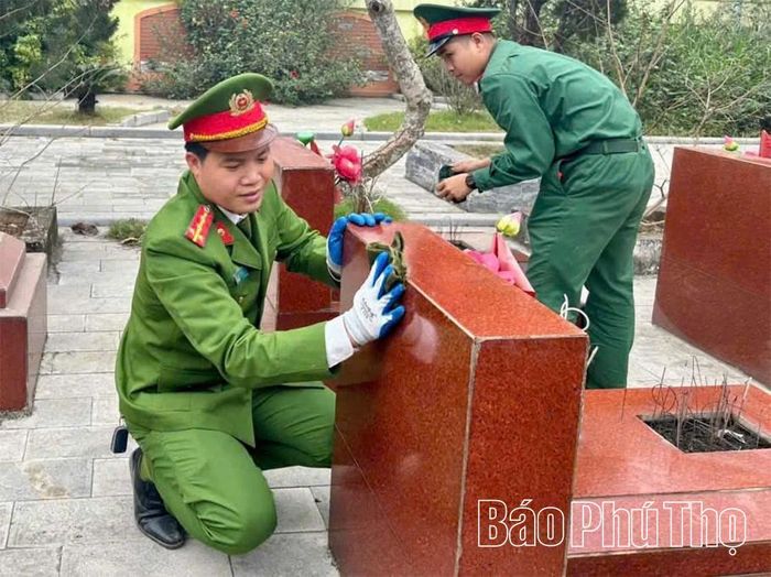 Các lực lượng ra quân dâng hương, dọn vệ sinh chăm sóc các phần mộ tại Nghĩa trang liệt sĩ xã Lương Sơn.