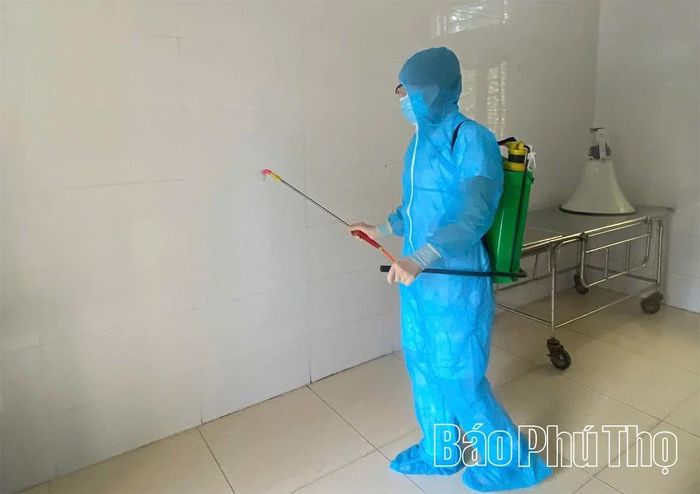 Phun thuốc khử trùng môi trường phòng, chống dịch tại xã Hoàng An.
