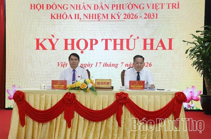 Các đồng chí chủ tọa kỳ họp.