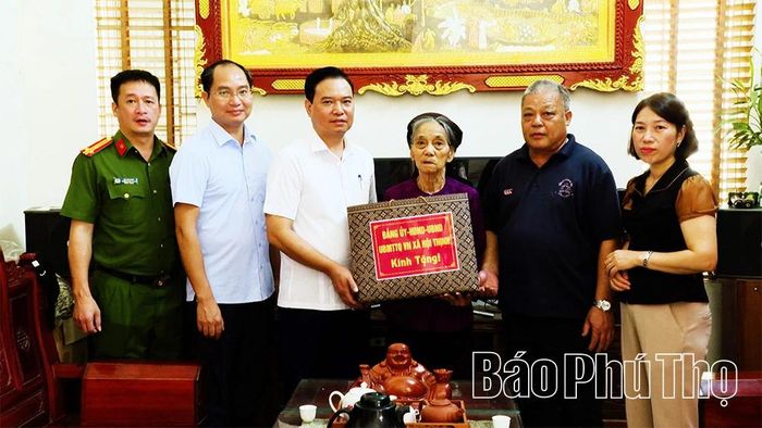 Lãnh đạo xã Hội Thịnh thăm, trao quà tri ân bà Phạm Thị Bé, vợ liệt sĩ ở thôn Vân Nội.