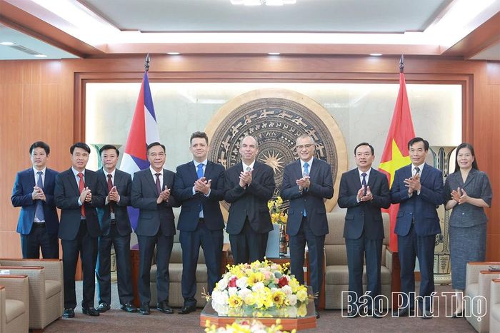 Các đại biểu chụp ảnh lưu niệm.