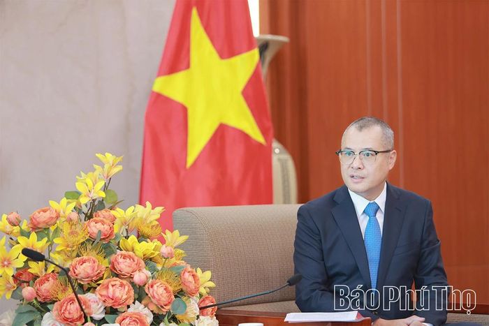 Đồng chí Bí thư Tỉnh ủy thông tin nhanh về tình hình phát triển kinh tế - xã hội của tỉnh tại buổi làm việc.