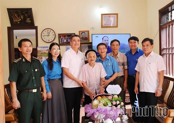 Lãnh đạo Công ty Cổ phần Supe Phốt phát và Hóa chất Lâm Thao trao quà tặng Mẹ Việt Nam anh hùng Nguyễn Thị Nhung.