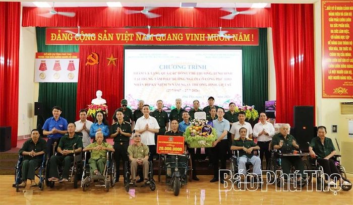 Lãnh đạo Công ty Cổ phần Supe Phốt phát và Hóa chất Lâm Thao trao biển tượng trưng kinh phí hỗ trợ 20 triệu đồng và tặng quà Trung tâm Điều dưỡng người có công.