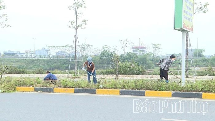 Hội viên phụ nữ dọn dẹp vệ sinh để đường phố sáng, xanh, sạch đẹp.