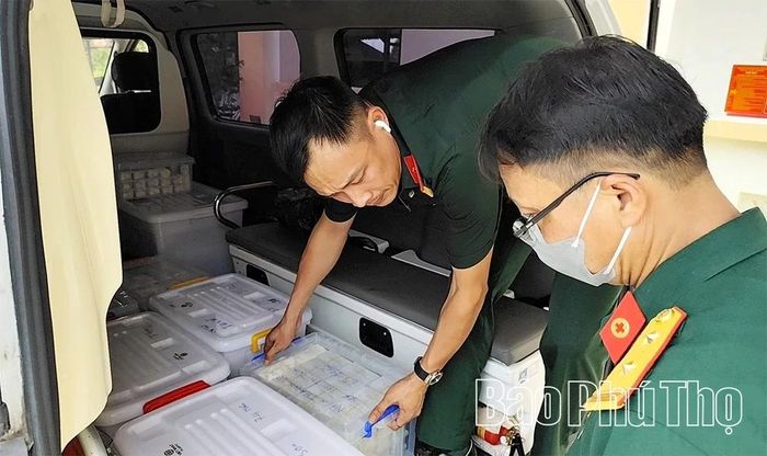 Bàn giao các mẫu sinh phẩm hài cốt liệt sĩ tới Viện Pháp y Quân đội phục vụ giám định ADN.