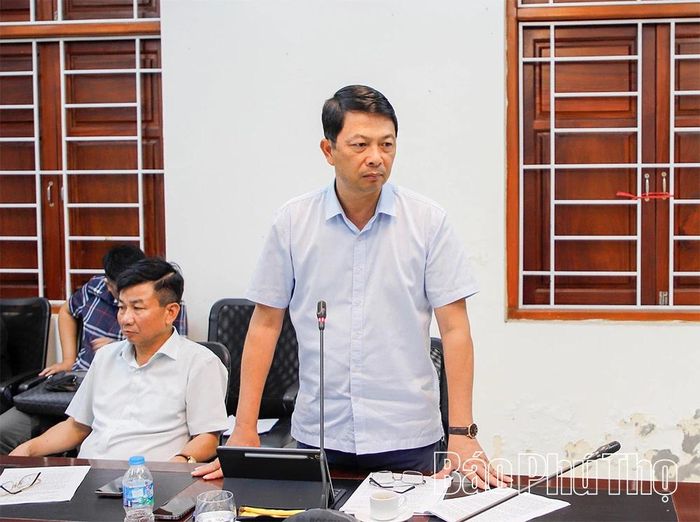Lãnh đạo Sở Xây dựng báo cáo tình hình thực hiện các dự án tại cuộc họp.