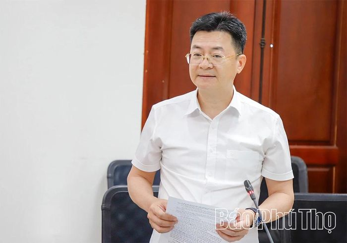 Lãnh đạo UBND xã Lương Sơn báo cáo tình hình triển khai dự án nhà ở có bố trí quỹ đất xây dựng NƠXH trên địa bàn xã.