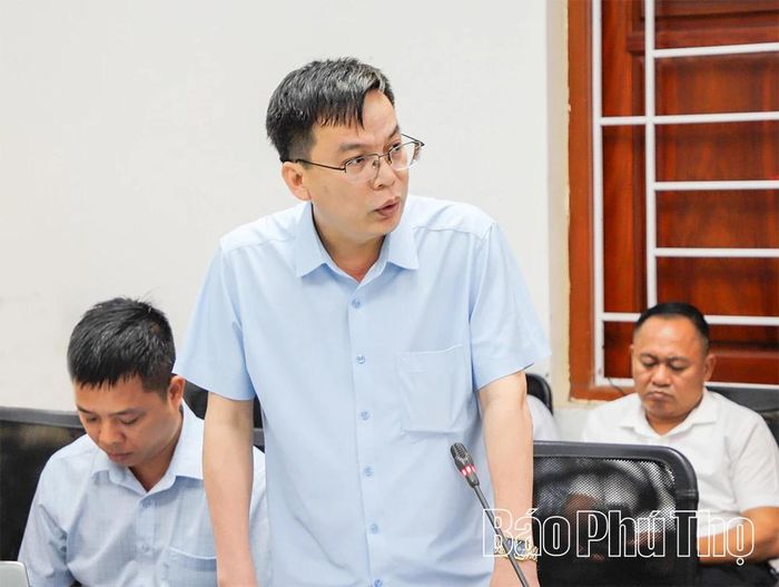 Lãnh đạo UBND phường Hòa Bình báo cáo tình hình thực hiện dự án trên địa bàn.