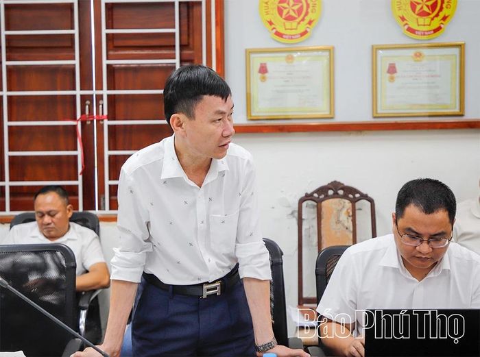 Lãnh đạo UBND xã Thịnh Minh báo cáo thực hiện dự án trên địa bàn.
