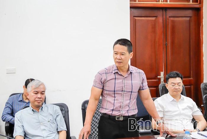 Lãnh đạo Trung tâm quỹ đất khu vực Hòa Bình báo cáo những vướng mắc trong công tác bồi thường, hỗ trợ GPMB các dự án.