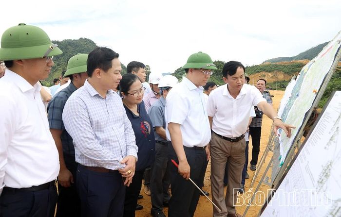 Đồng chí Chủ tịch UBND tỉnh Trần Duy Đông kiểm tra thực tế tiến độ thi công Dự án Cao tốc Hòa Bình - Mộc Châu.
