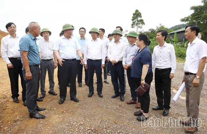 Đồng chí Chủ tịch UBND tỉnh Trần Duy Đông kiểm tra Dự án cải tạo, nâng cấp tuyến Đường tỉnh 433 đi xã Đức Nhàn (đoạn Km13+900 từ xã Đà Bắc đến trung tâm xã Đức Nhàn).