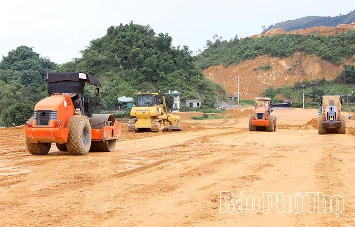 Các đơn vị thi công huy động máy móc, thiết bị, đẩy nhanh tiến độ Dự án Cao tốc Hòa Bình - Mộc Châu (đoạn Km19 - Km53).