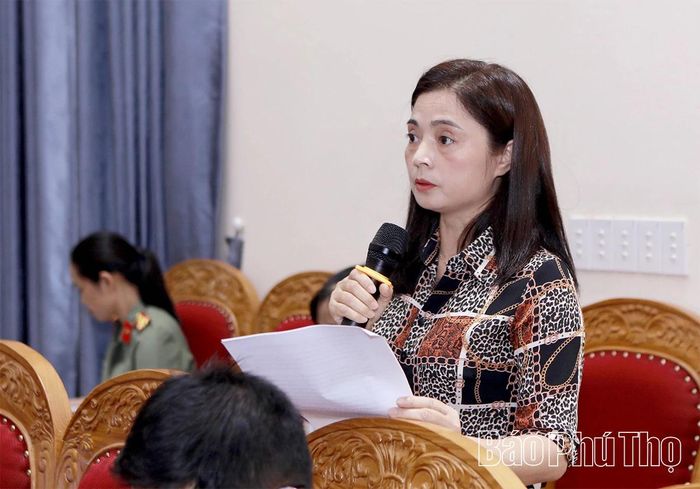 Cử tri phường Vĩnh Phúc phát biểu tại hội nghị tiếp xúc cử tri.