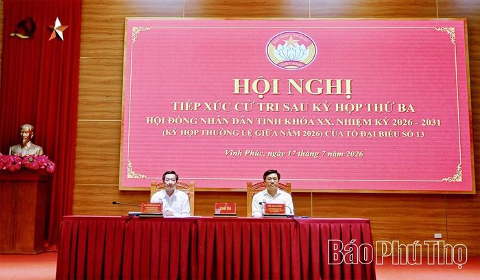 Chủ tịch UBND tỉnh Trần Duy Đông và Bí thư Đảng ủy phường Vĩnh Yên Nguyễn Văn Huyến chủ trì tiếp xúc cử tri .