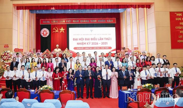 Lãnh đạo tỉnh Phú Thọ và Liên hiệp các Hội Khoa học và Kỹ thuật Việt Nam chụp ảnh lưu niệm cùng Ban Chấp hành Liên hiệp các Hội Khoa học và Kỹ thuật tỉnh nhiệm kỳ 2026-2031.