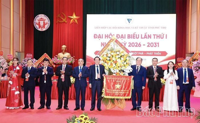 GS.TS Phan Xuân Dũng - Chủ tịch Liên hiệp các Hội Khoa học và Kỹ thuật Việt Nam tặng hoa và trao bức trướng chúc mừng Đại hội.