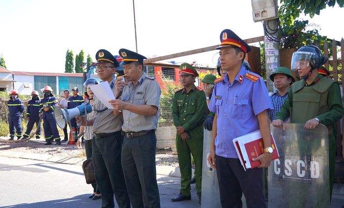 Cơ quan Thi hành án dân sự thông báo quyết định cưỡng chế quyền sử dụng đất và tài sản gắn liền với đất của bà Nguyễn Thị Ph. và ông Hoàng Minh T. ở số 38 Nguyễn Hữu Dật, phường Đồng Hới - Ảnh: C.H