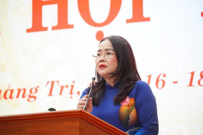 Đại biểu Lê Thị Hương, Giám đốc Sở GD-ĐT trả lời chất vấn tại kỳ họp - Ảnh: X.P