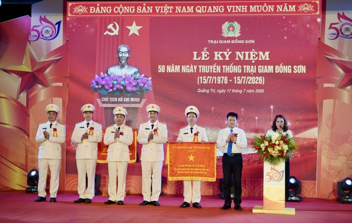 Đồng chí Phó Chủ tịch UBND tỉnh Lê Văn Bảo trao Cờ thi đua của UBND tỉnh cho Trại giam Đồng Sơn - Ảnh: H.N
