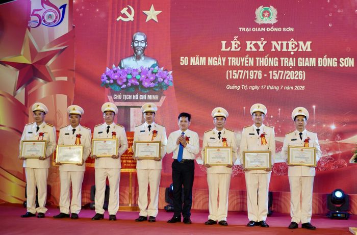 Nhiều cá nhân đạt thành tích xuất sắc trong công tác của Trại giam Đồng Sơn nhận Bằng khen của Chủ tịch UBND tỉnh - Ảnh: H.N