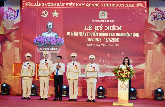 Các tập thể đạt thành tích xuất sắc trong công tác của Trại giam Đồng Sơn nhận Bằng khen của Chủ tịch UBND tỉnh - Ảnh: H.N