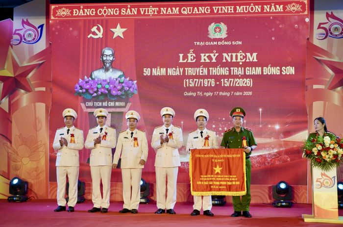 Thừa ủy quyền của Thủ tướng Chính phủ, lãnh đạo Cục C10 trao Cờ thi đua của Chính phủ cho Trại giam Đồng Sơn - Ảnh: H.N