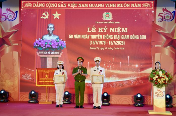 Nhiều cá nhân đạt thành tích xuất sắc trong công tác của Trại giam Đồng Sơn nhận Bằng khen của Bộ Công an - Ảnh: H.N