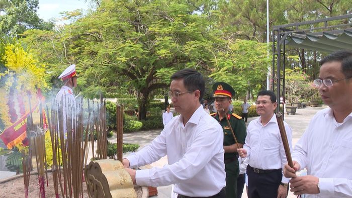 Đồng chí Nguyễn Đình Trung, Bí thư Thành ủy, Trưởng đoàn đại biểu Quốc hội TP. Huế dâng hương tại Nghĩa trang liệt sĩ quốc gia Trường Sơn - Ảnh: L.O