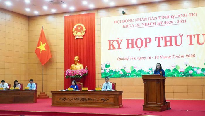 Đồng chí Lê Thị Hương, Giám đốc Sở Giáo dục và Đào tạo trả lời chất vấn của đại biểu tại kỳ họp - Ảnh: N.M