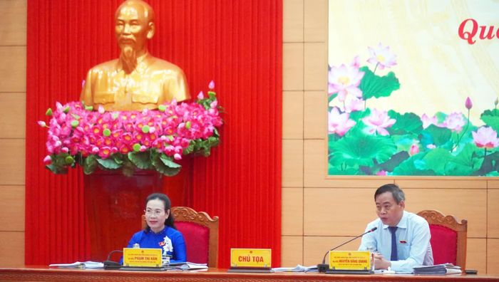 Các đồng chí chủ tọa điều hành phiên chất vấn và trả lời chất vấn - Ảnh: N.M