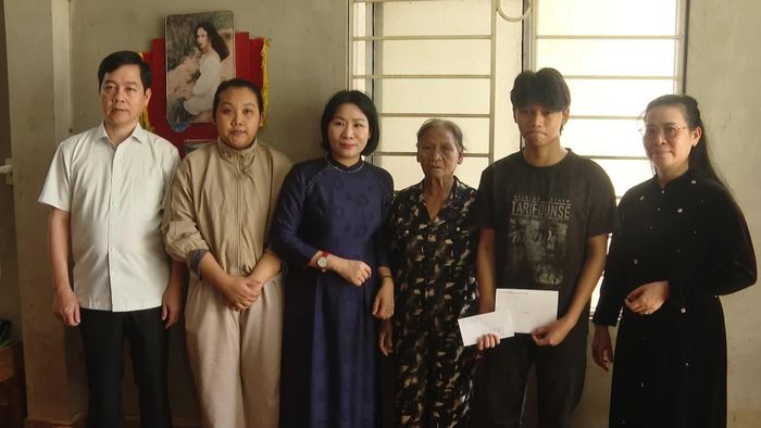 Đồng chí Phạm Thị Minh Huệ, Chủ nhiệm UBKT Tỉnh ủy Quảng Trị tặng quà gia đình liệt sĩ Hồ Văn Vĩ, xã Khe Sanh - Ảnh: T.T