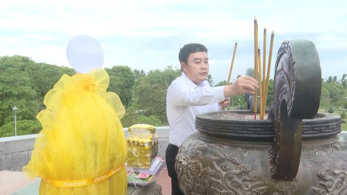 Đồng chí Đinh Hữu Thành, Phó Chủ nhiệm UBKT Trung ương dâng hương tưởng nhớ các anh hùng liệt sĩ tại Di tích quốc gia đặc biệt Thành Cổ Quảng Trị - Ảnh: T.T