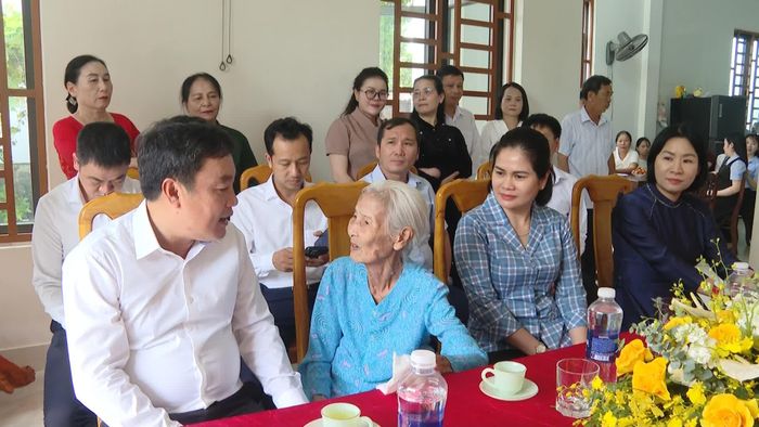 Đồng chí Đinh Hữu Thành, Phó Chủ nhiệm UBKT Trung ương và các thành viên đoàn công tác thăm hỏi sức khỏe gia đình liệt sĩ Quách Sỹ Ngưỡng, xã Hoàn Lão - Ảnh: T.T