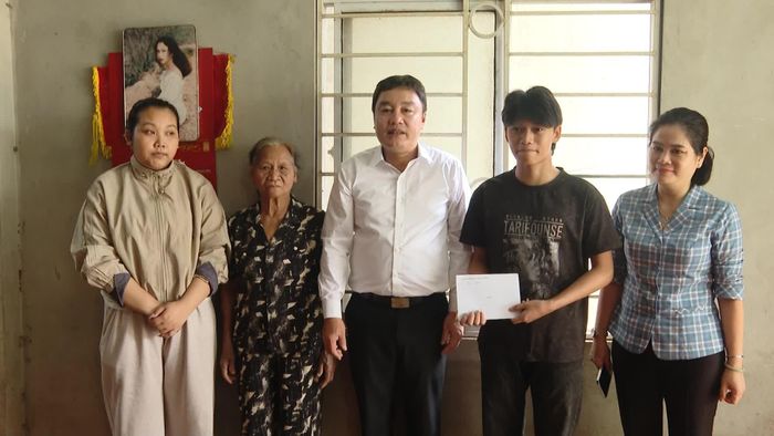 Đồng chí Đinh Hữu Thành, Phó Chủ nhiệm UBKT Trung ương tặng quà gia đình liệt sĩ Hồ Văn Vĩ, xã Khe Sanh - Ảnh: T.T