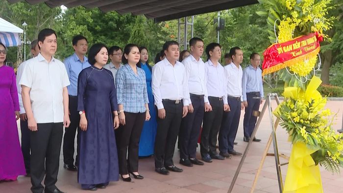 Đồng chí Đinh Hữu Thành, Phó Chủ nhiệm UBKT Trung ương và các thành viên đoàn công tác dâng hoa tưởng niệm các anh hùng liệt sĩ - Ảnh: T.T