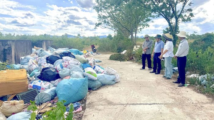 Tại nhiều địa phương, rác tràn ra cả mặt đường giao thông - Ảnh: Quang Ngọc
