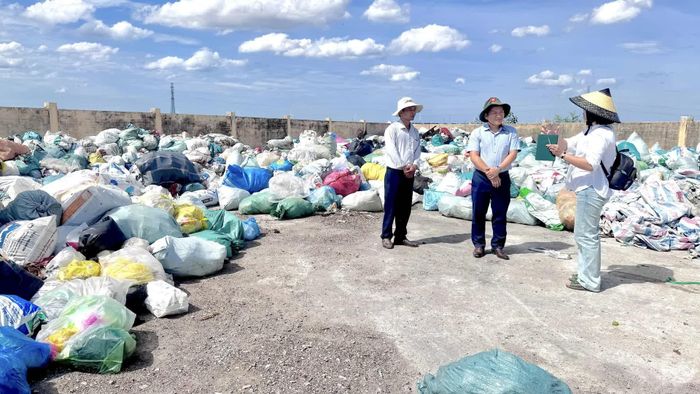 Bãi rác trung chuyển thôn Mỹ Đức, xã Lệ Ninh luôn trong tình trạng ngập đầy rác - Ảnh: Quang Ngọc