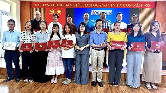 Đại diện lãnh đạo Hội Nhà báo Việt Nam tỉnh trao giấy chứng nhận hoàn thành lớp bồi dưỡng cho các học viên - Ảnh: Quang Ngọc.