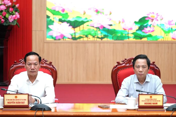 Đồng chí Hoàng Nam, Phó Chủ tịch Thường trực UBND tỉnh và lãnh đạo Sở Tài chính tham dự hội nghị tại điểm cầu tỉnh Quảng Trị - Ảnh: T.Đ