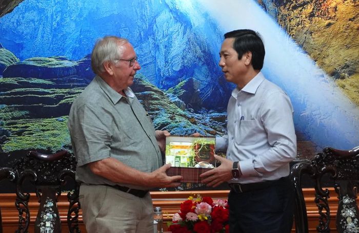 Đồng chí Hoàng Nam, Phó Chủ tịch Thường trực UBND tỉnh tặng quà lưu niệm cho ông Bernd Dikau, Thị trưởng vùng Lohmen - Ảnh: H.Tr
