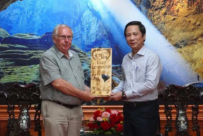 Ông Bernd Dikau tặng bức biểu tượng Lohmen nhân dịp địa phương này chuẩn bị kỷ niệm 800 năm hình thành và phát triển cho đồng chí Phó Chủ tịch Thường trực UBND tỉnh Hoàng Nam - Ảnh: H.Tr