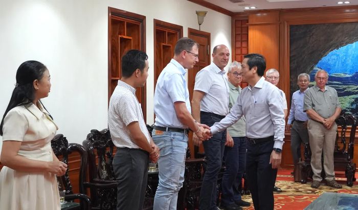 Đồng chí Hoàng Nam, Phó Chủ tịch Thường trực UBND tỉnh đón tiếp các thành viên đoàn công tác - Ảnh: H.Tr