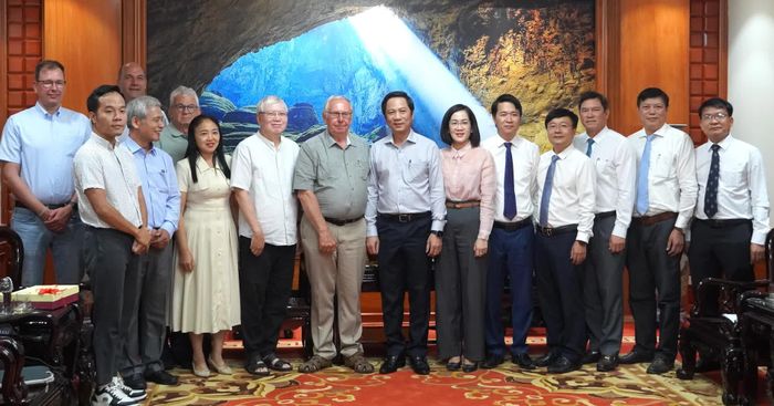 Các đại biểu tham dự buổi làm việc chụp ảnh lưu niệm - Ảnh: H.Tr