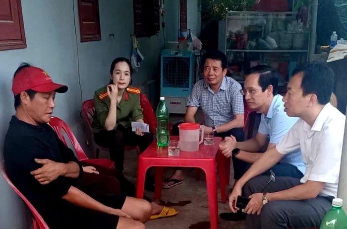 Đồng chí Chủ tịch UBND phường Đồng Hới Hoàng Ngọc Đan trực tiếp phối hợp với các đơn vị, địa phương vận động các hộ dân đồng thuận bàn giao mặt bằng cho dự án liên quan cầu Nhật Lệ 3 - Ảnh: H.Tr