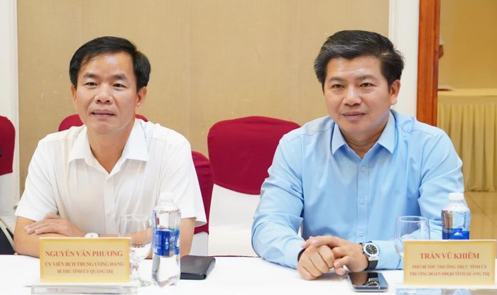 Đồng chí Nguyễn Văn Phương, Bí thư Tỉnh ủy và đồng chí Trần Vũ Khiêm, Phó Bí thư Thường trực Tỉnh ủy, Trưởng đoàn đại biểu Quốc hội tỉnh tại buổi thăm - Ảnh: Q.V