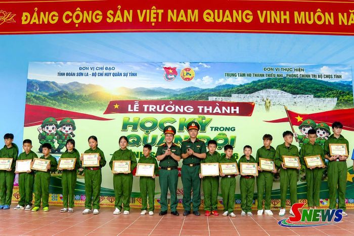 Ban tổ chức trao giấy chứng nhận cho các chiến sĩ nhí