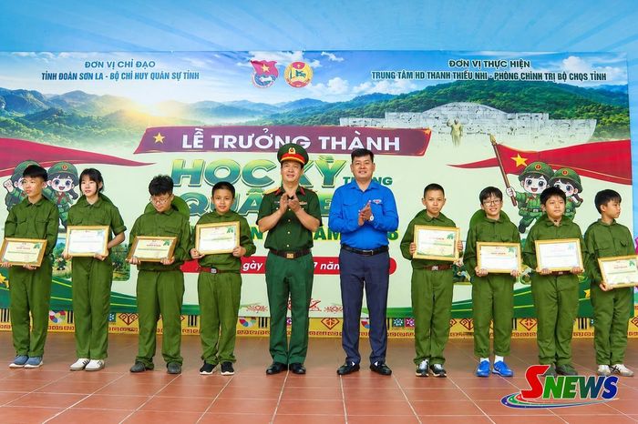 Ban tổ chức trao giấy chứng nhận cho các chiến sĩ nhí